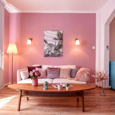 Charm And Modern Style- Elegant In The Historic Appartamento Bucarest