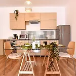 Charm And Modern Style- Elegant In The Historic Bukarest