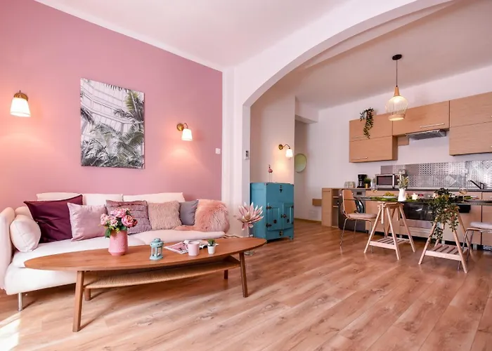 Charm And Modern Style- Elegant In The Historic Apartman