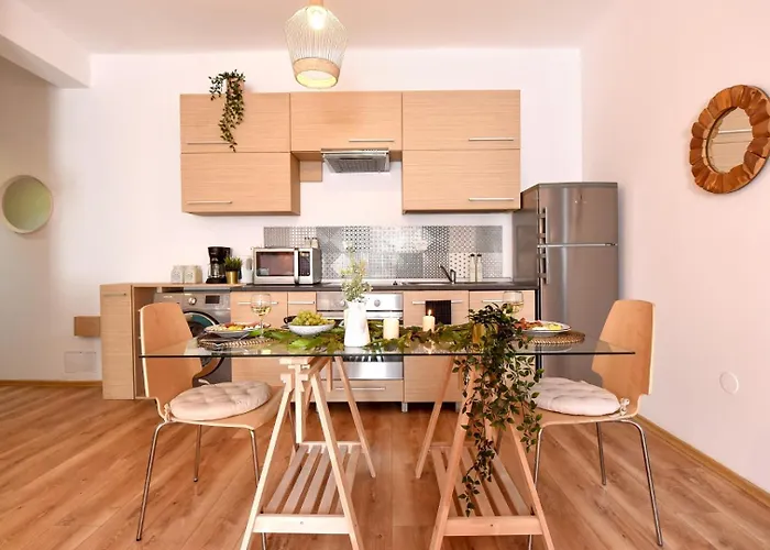 Charm And Modern Style- Elegant In The Historic Bukarest