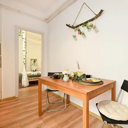 Charm And Modern Style- Elegant In The Historic Lägenhet
